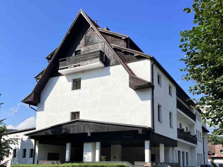 Hotel Skála z venku. Tipy na výlety, Malá Skála, Český ráj, Liberecký kraj