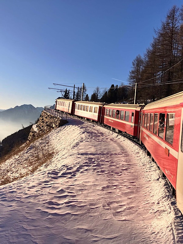 Červený vlak Bernina Express jede přes Alpy do Svatého Mořice