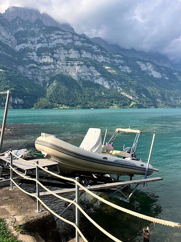 Walensee, pohled na hladinu jezera s loďkou
